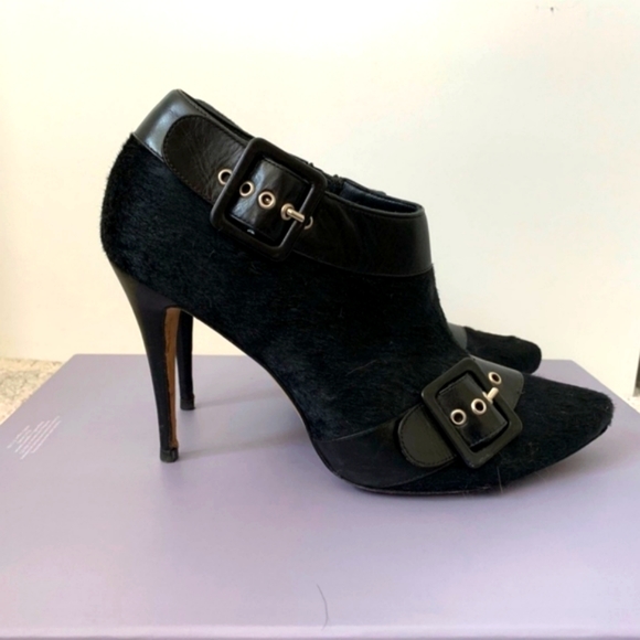 MANOLO BLAHNIK BLACK CALF HAIR POINTED BOOTIE SIZE 9 - Picture 1 of 3